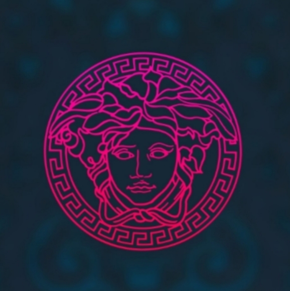 Versace - Picture 3 of 5